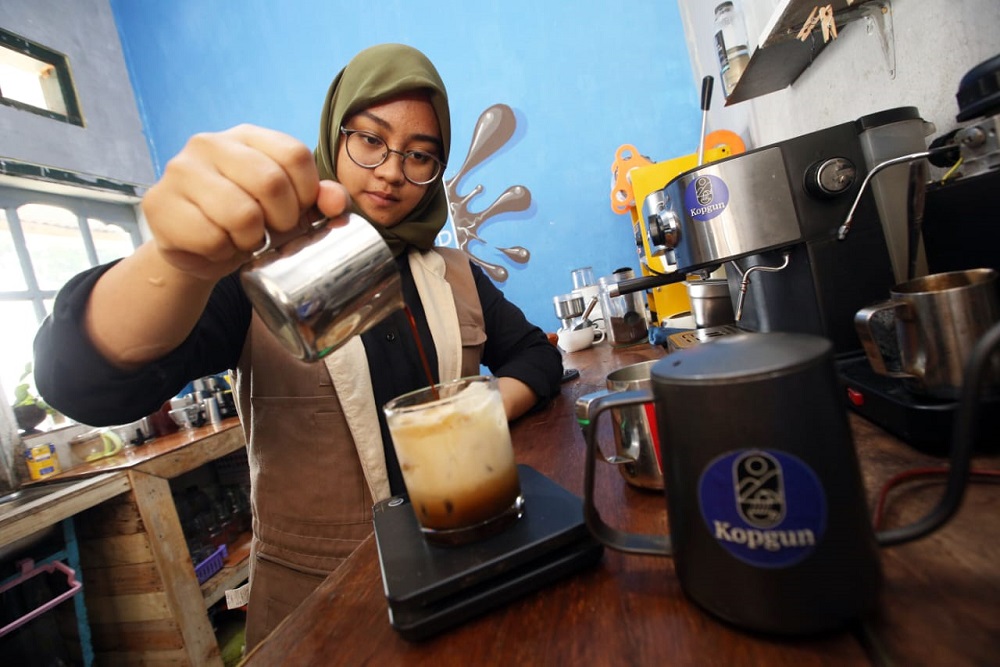 Savira Alvina Syakur, petani milenial yang menciptakan cita rasa khas dari kopi yang berasal dari dua daerah, yakni Gunung Tilu dan Gambung.