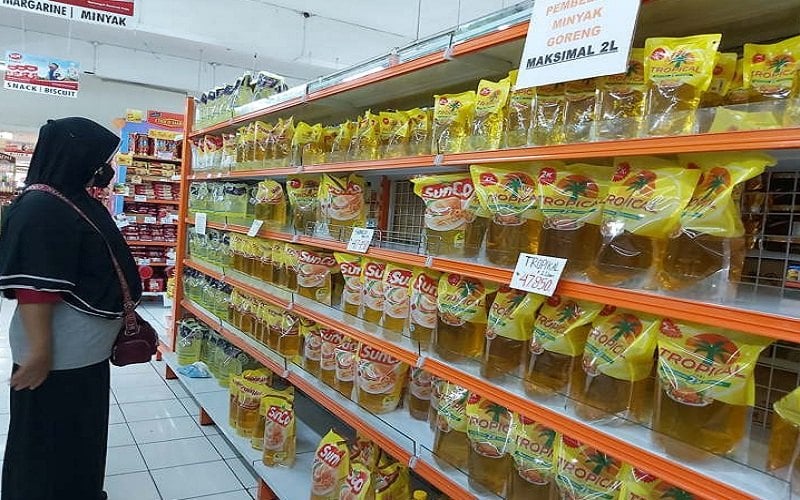 Konsumen melihat stok minyak goreng aneka merek tersedia di etalase pasar swalayan Karanganyar pada Kamis (17/3/2022)/ Solopos.com-Indah Septiyaning Wardani.