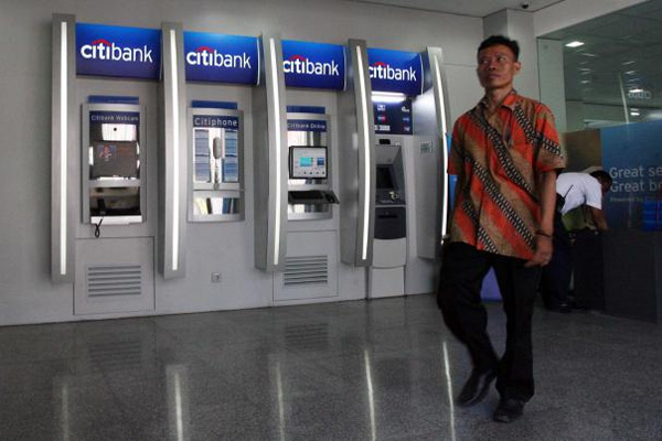 Pejalan kaki berjalan melewati deretan mesin anjungan tunai mandiri Citibank di Jakarta, belum lama ini/Bisnis-Dedi Gunawan