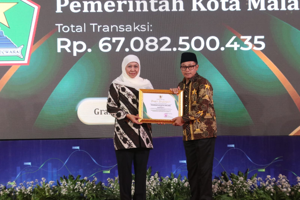 Wali Kota Malang, Sutiaji, menerima penghargaan dari Gubernur Jatim, Khofifah Indar Parawansa, saat penyerahan penghargaan E-Purchasing Awards Tahun 2023 di Grand City Surabaya, Senin (29/5/2023)./Istimewa