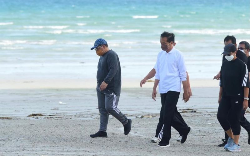 Presiden Jokowi didampingi Seskab Pramono Anung dan sejumlah menteri berolahraga sebelum pertemuan dengan PM Singapura Lee Hsien Loong, di Bintan, Kepri, Selasa (25/1/2022) - BPMI Setpres