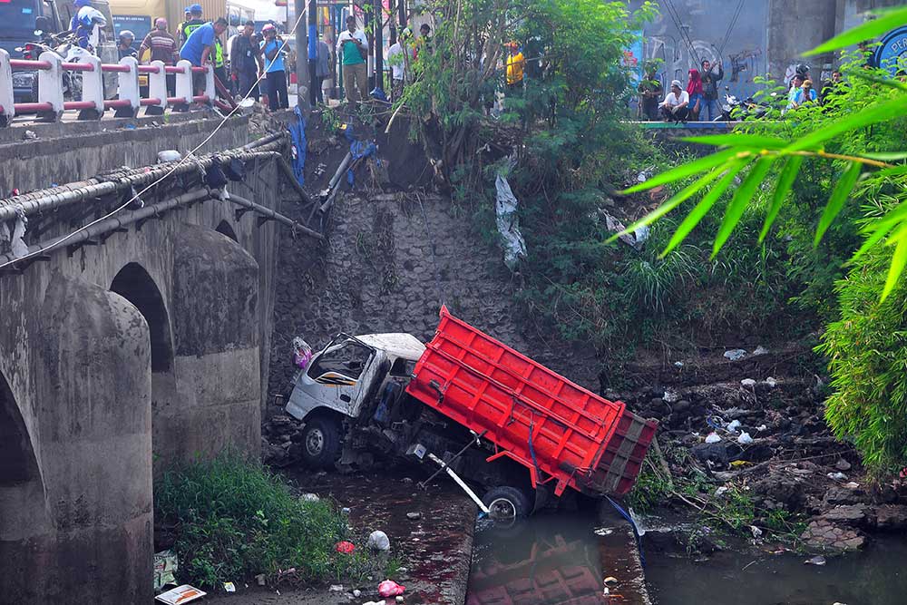  Sebuah Truk Jatuh ke Sungai Logung di Jalur Pantura Kudus