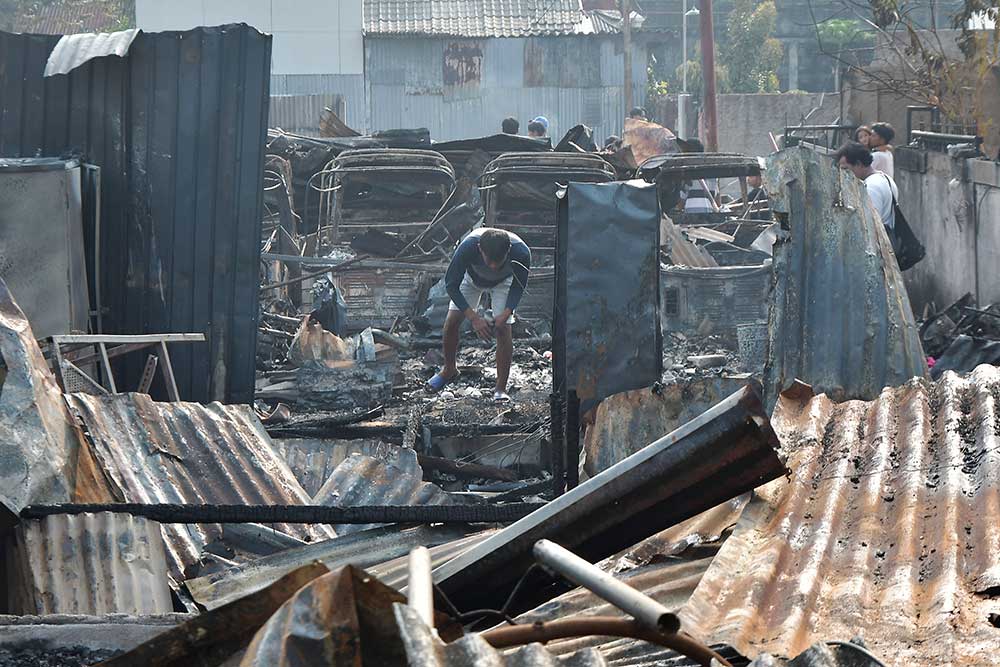  Rumah Semi Permanen di Duren Sawit Hangus Terbakar
