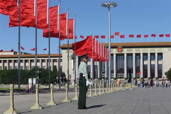 Bendera China dikibarkan di lapangan Tiananmen./Reuters