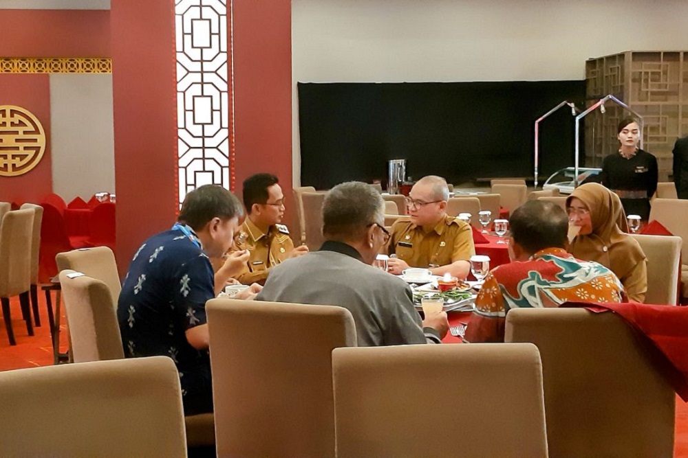 Wali Kota Balikpapan (kiri kedua) melakukan santap siang ditemani Duta Besar Singapura untuk Indonesia dan Duta Besar Indonesia Untuk Singapura bersama para pengusaha asal Singapura.
