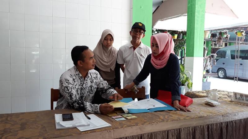 Wakil Bidang Kesiswaan SMA Negeri 8 Jakarta, Roni Saputro, memberi penjelasan kepada orangtua calon peserta didik saat pendaftaran peserta didik baru (PPDB), Selasa (25/6/2019). JIBI/Bisnis/Ria Theresia Situmorang