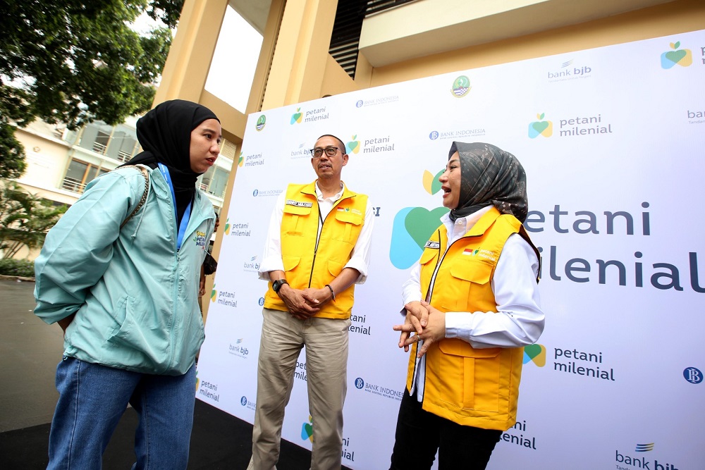 Direktur UMKM & Komersial Bank BJB Nancy Adityasari (kanan) berbincang dengan Manajer Bisnis Indonesia Perwakilan Bandung Dinda Wulandari (kiri) di sela-sela acara Inaugurasi Petani Milenial 2022 di kampus Unpad, Kota Bandung./Bisnis 