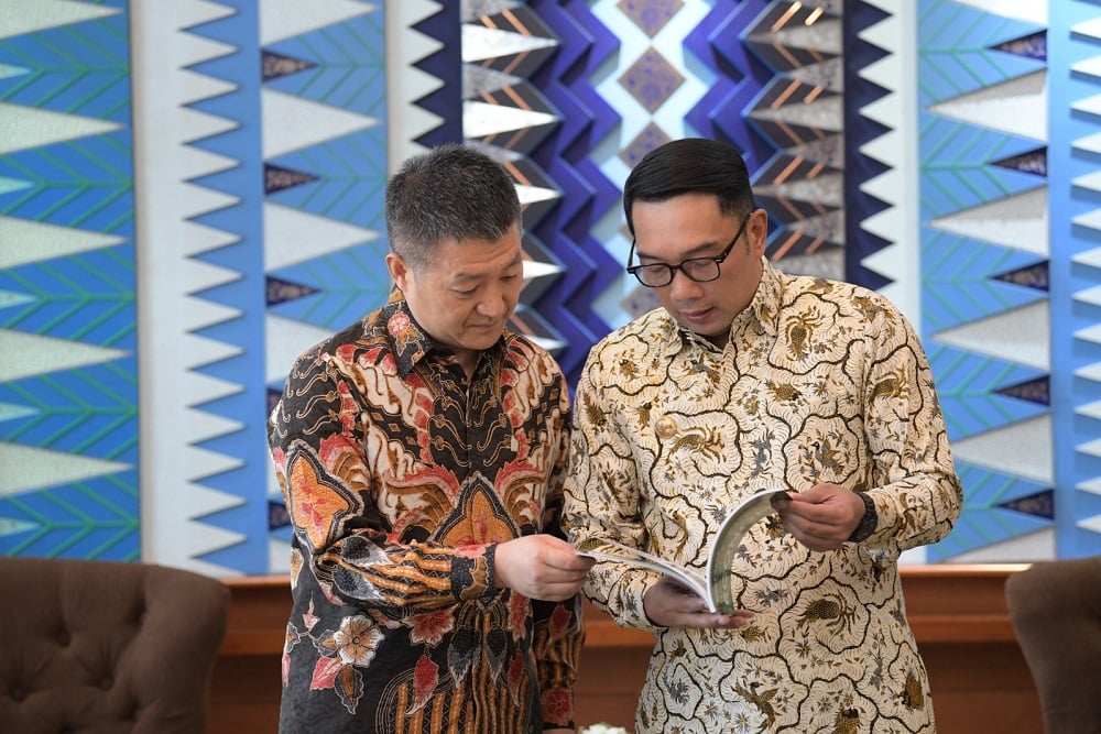Gubernur Jawa Barat Ridwan Kamil menerima Duta Besar China untuk Indonesia, Lu Kang (kiri). 