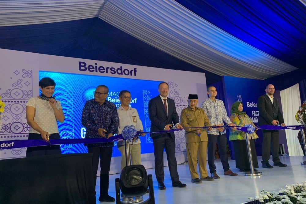 PT Beiersdorf Indonesia bersama Kementerian Investasi/BKPM dan Pemerintah Kabupaten Malang meresmikan pabrik baru Nivea dan Hansaplast di Malang, Selasa (30/5/2023). BISNIS/Afiffah Rahmah Nurdifa.