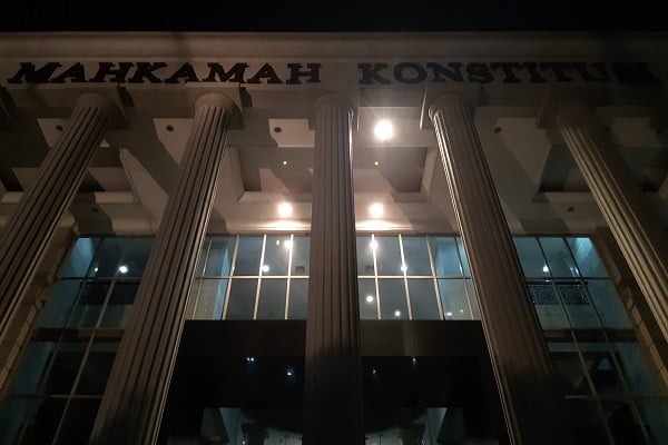 Gedung Mahkamah Konstitusi RI di Jakarta pada malam hari. -Bisnis.com/Samdysara Saragih