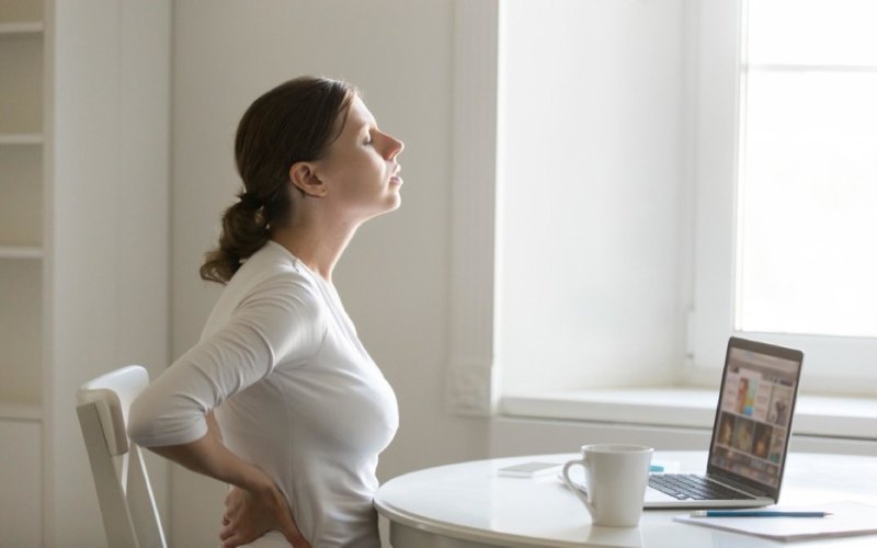 Nyeri punggung atau low back pain bisa menyerang usia muda, terutama karena terlalu lama bekerja di balik meja/Freepik.com