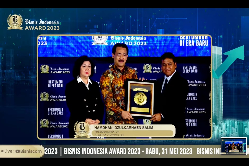 Direkstur AUTO Heru Harsana yang mewakili Presiden Direktur & CEO PT Astra Otoparts Tbk Hamdhani Dzulkarnaen Salim dalam acara Bisnis Indonesia Award 2023 pada Rabu (31/5/2023).