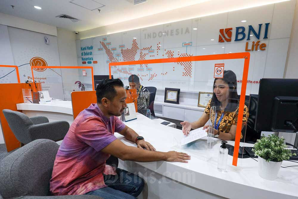 Karyawan beraktivitas di kantor BNI Life di Jakarta, Kamis (30/6/2022). Bisnis/Suselo Jati