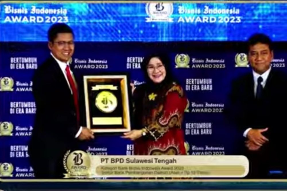 Bank Sulteng menerima penghargaan dalam Bisnis Indonesia Award 2023