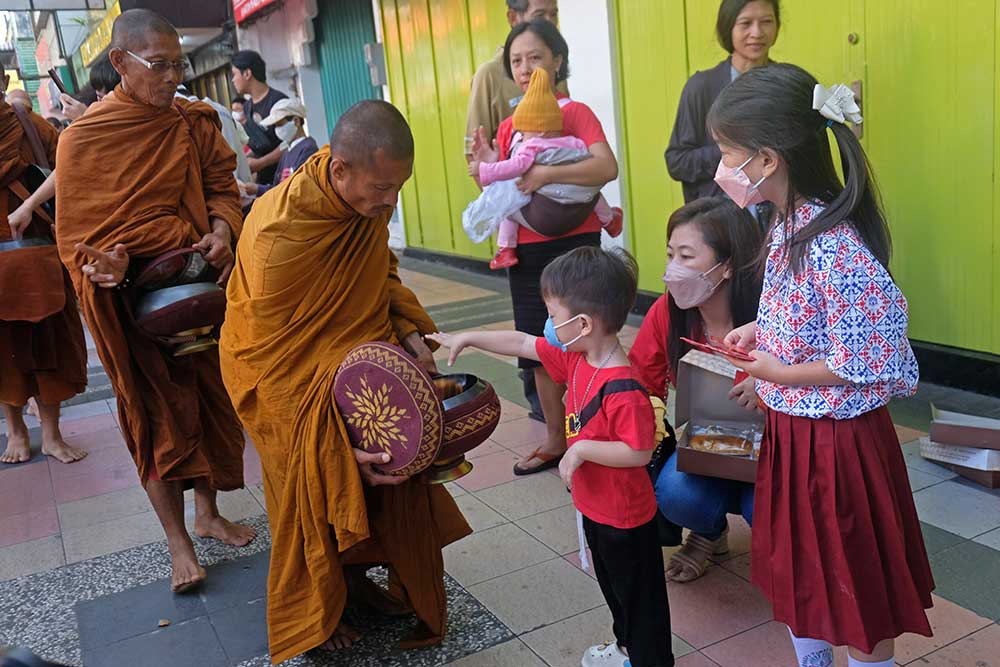  Sejumlah Biksu Mengikuti Ritual Pindapata di Kawasan Pecinan Kota Magelang