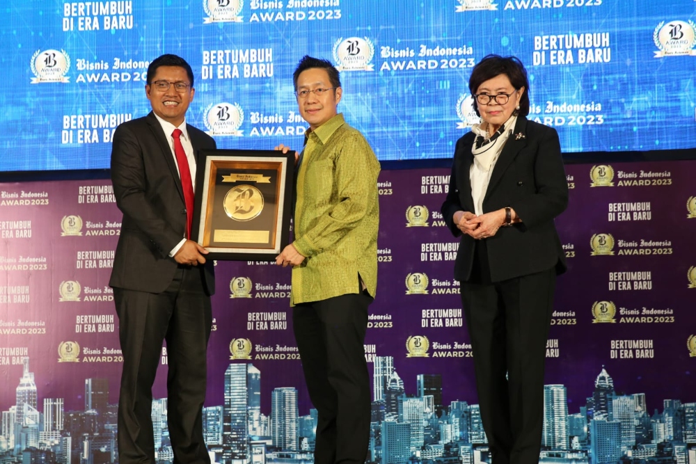 Kurniawan Yuwono, Direktur PT Indah Kiat Pulp & Paper Tbk menerima penghargaan pada Bisnis Indonesia Award 2023/ Istimewa