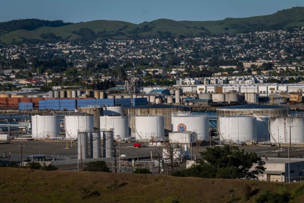 Tempat penyimpanan minyak di Pelabuhan Richmond in Richmond, California - Bloomberg / David Paul Morris