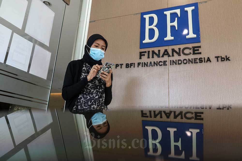 Nasabah beraktivitas di salah satu kantor cabang BFI Finance di Tangerang Selatan, Banten, Senin (29/11/2021). Bisnis/Eusebio Chrysnamurti