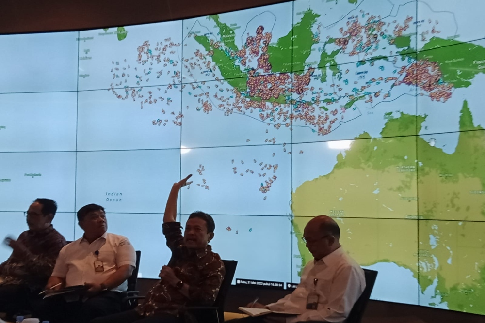 Menteri KKP Sakti Wahyu Trenggono bersama jajarannya menggelar konferensi pers terkait penerbitan PP Nomor 26 Tahun 2023 tentang Pengelolaan Hasil Sedimentasi di Laut di Kantor KKP, Jakarta, Rabu (31/5/2023)/Bisnis-Indra Gunawan