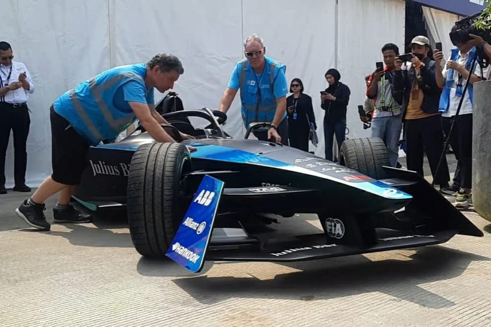 Mobil Balap Formula E. Co Founder FEO Alberto Longo mengungkap alasan dipilihnya perusahaan gula pasir Indonesia GulaVit sebagai sponsor utama Formula E 2023./Bisnis-Aziz Rahardyan.