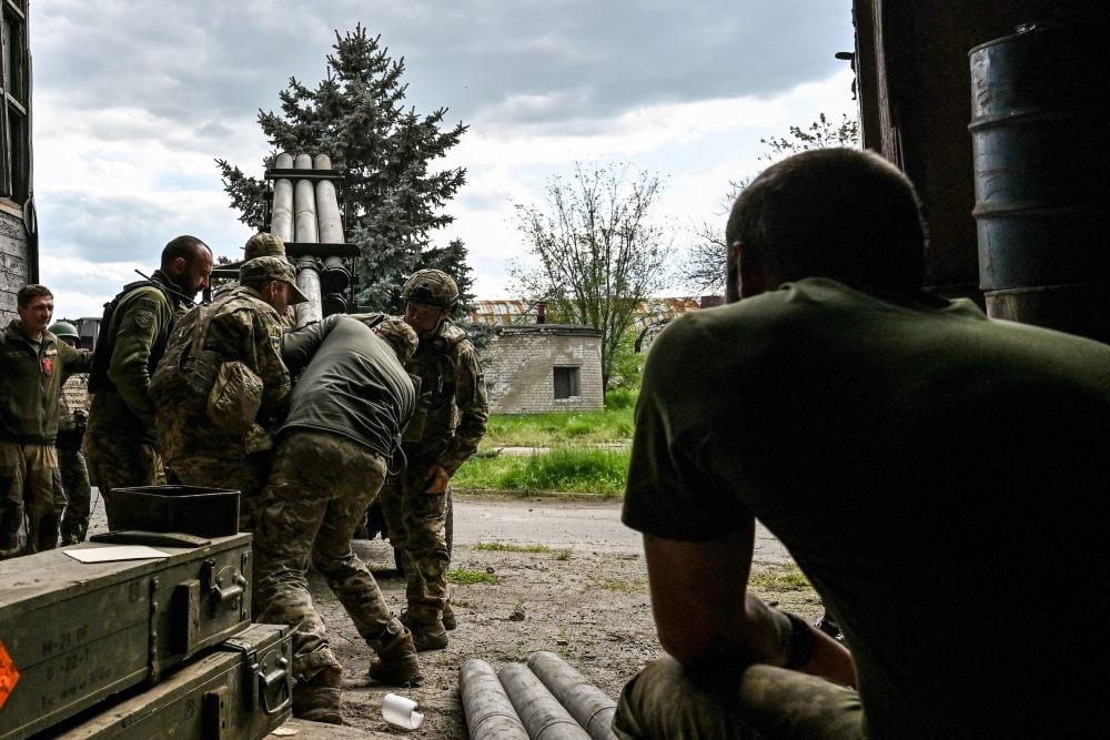 Ukraina Berjanji Tidak Gunakan Senjata AS untuk Serang Rusia. Prajurit Ukraina di Wilayah Zaporizhzhia, Ukraina tenggara. /Bloomberg /Getty Images