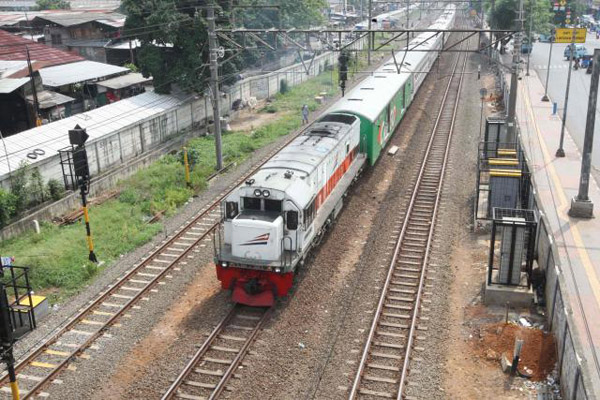 Kereta api melintas di dekat stasiun Jatinegara, Jakarta, Minggu  5 November 2017./Bisnis-Dedi Gunawan