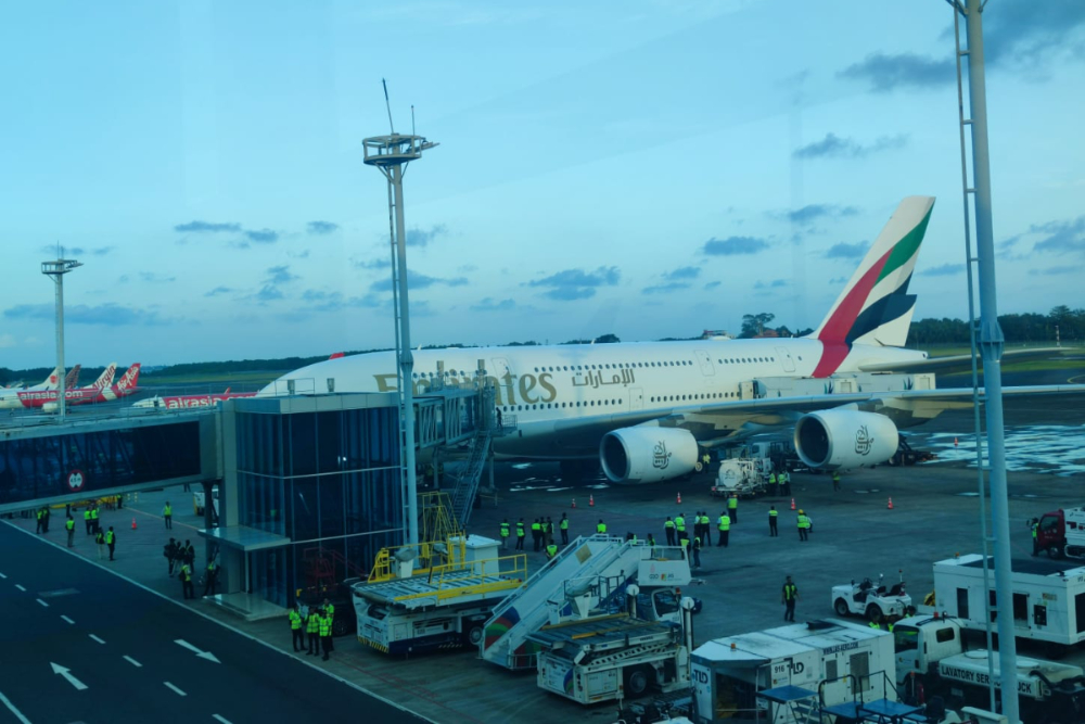 Pesawat Emirates A380 mendarat di Bandara Ngurah Rai, Bali pada Kamis 1 Juni 2023/Bisnis-Novita Sari