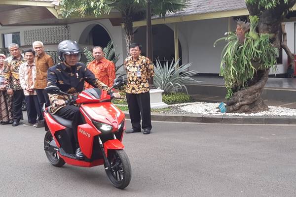 Presiden Joko Widodo mencoba sepeda motor listrik produksi PT Wijaya Manufakturing, Rabu (7/11)./JIBI/BISNIS-Yodie Herdiyan