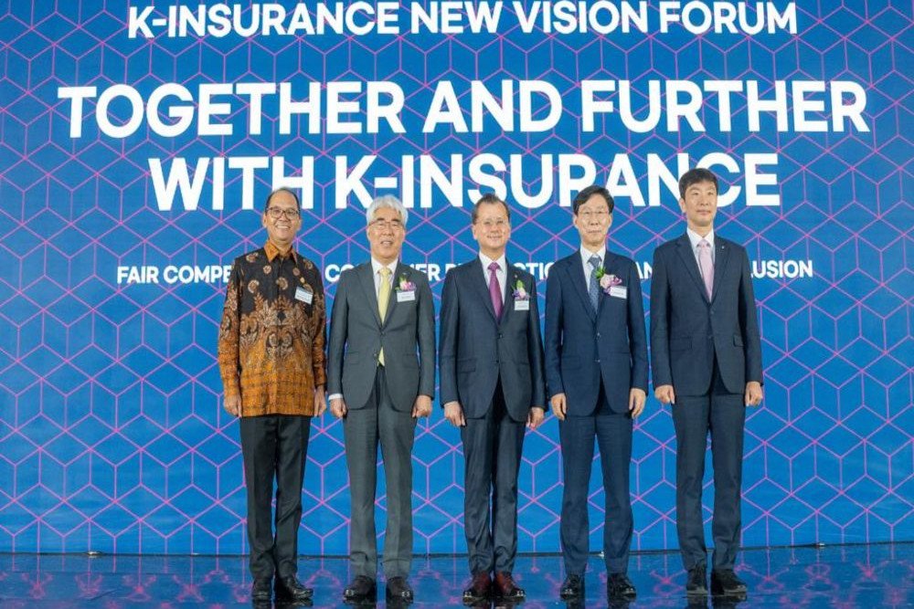 CEO Hanwha Life Korea, Yeo Seung-Joo (tengah), CEO Samsung Fire & Marine Insurance Korea Hong Won-Hak (kedua dari kanan) dan CEO KB General Insurance Korea Kim Ki-Hwan (kedua dari kiri) bersama Kepala Eksekutif Pengawas IKNB dan Anggota Dewan Komisioner OJK Indonesia Ogi Prastomiyono (paling kiri) dan Gubernur FSS Korea Lee Bok-Hyun (paling kanan) dalam K-Insurance New Vision Forum di Jakarta (12/05/2023)/Istimewa