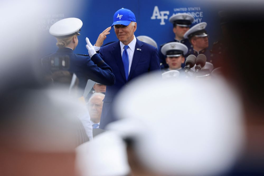 Presiden AS Joe Biden memberi hormat saat upacara wisuda di Akademi Angkatan Udara AS di Stadion Falcon di Colorado Springs, Colorado, AS, 1 Juni 2023./Reuters