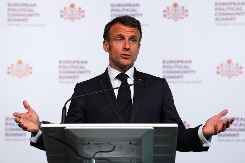 Presiden Prancis Emmanuel Macron berbicara selama KTT Komunitas Politik Eropa di Moldova pada 1 Juni/Bloomberg
