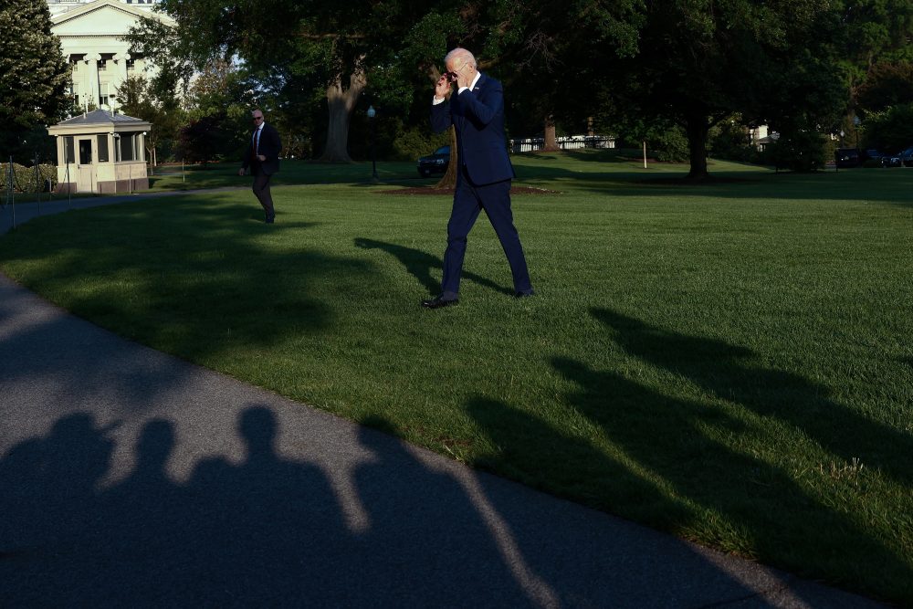 Presiden Amerika Serikat (AS) Joe Biden berjalan ke Gedung Putih setelah perjalanannya ke Colorado, di Washington, AS, 1 Juni 2023. REUTERS/Evelyn Hockstein