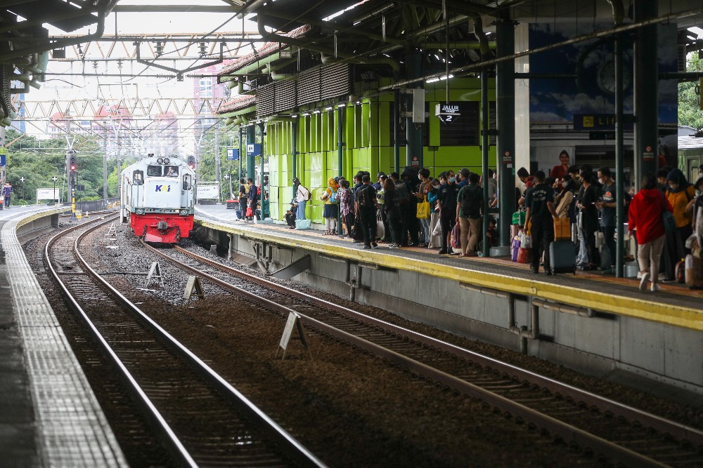 Sejumlah penumpang menunggu kedatangan kereta jarak jauh di Stasiun Gambir, Jakarta, Minggu (16/4)/Bisnis/Suselo Jati