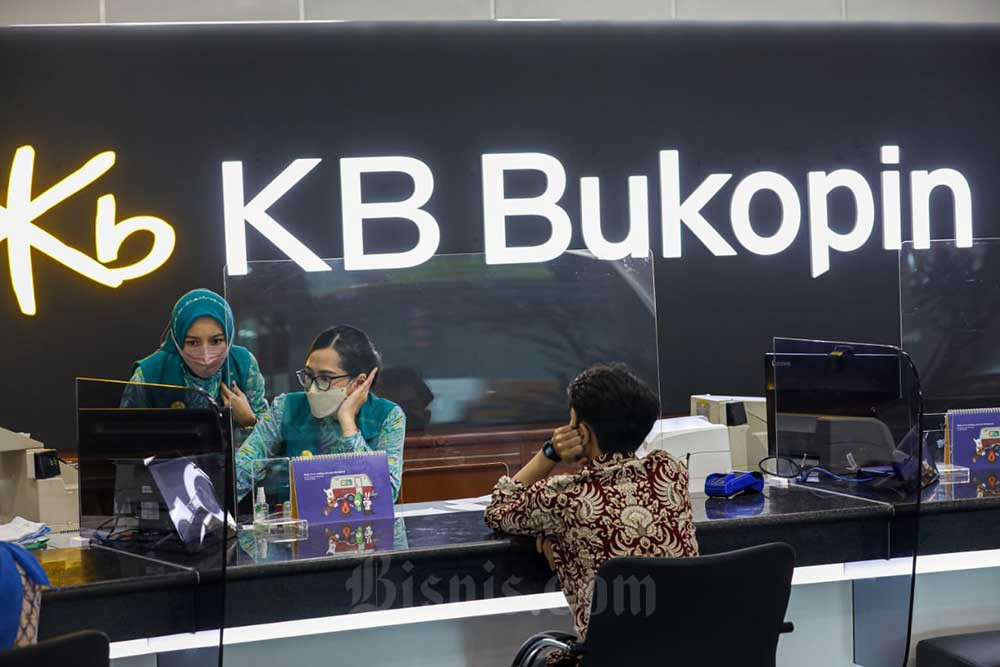 Karyawati melayani nasabah di kantor cabang PT Bank KB Bukopin Tbk. (BBKP), Jakarta. Bisnis/Abdurachman