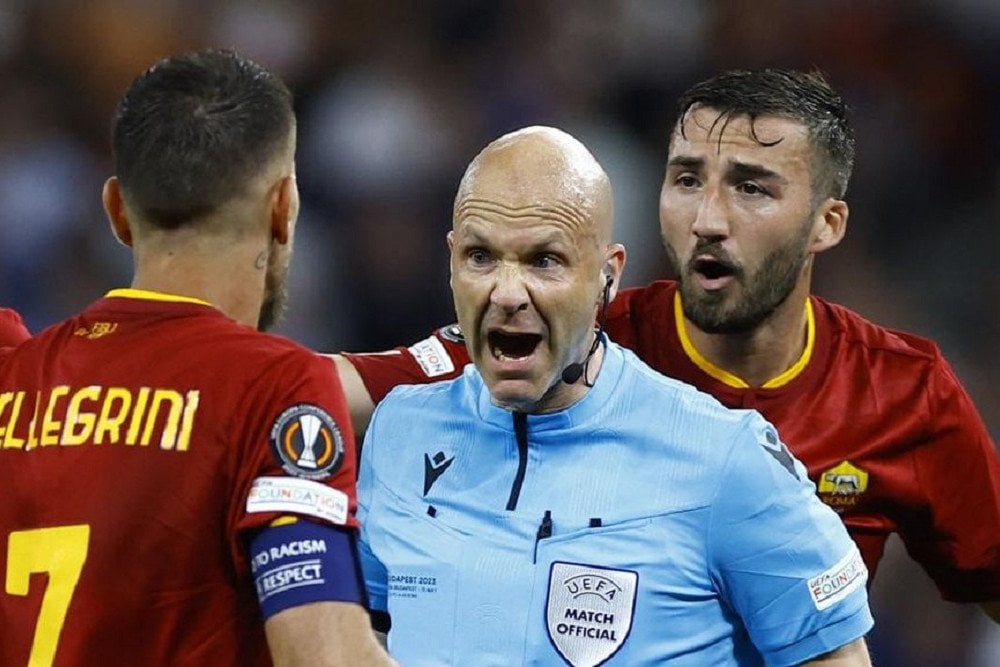  Viral Wasit Anthony Taylor Diserang Fans AS Roma di Bandara