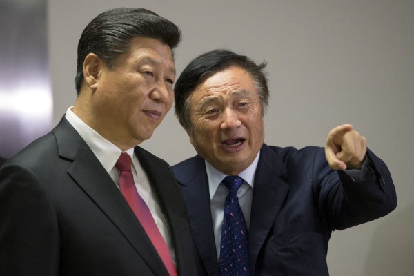 Presiden China Xi Jinping (kiri) dan pendiri Huawei Ren Zhengfei berbincang-bincang ketika Xi mengunjungi kantor Huawei di London, Inggris pada Rabu (21/10/2015)./Reuters-Matthew Lloyd