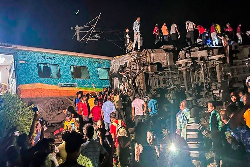 Insiden tabrakan beberapa kereta di kota Balasore di negara bagian Odisha, India pada Jumat malam (3/6/2023).
