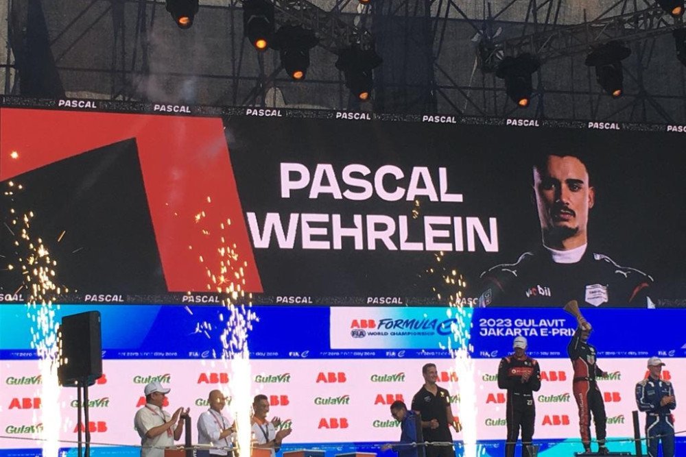 Sandiaga Uno memberikan piala kepada juara Formula E Jakarta 2023 Pascal Wehrlein/Bisnis-Nabil Syarifudin Al Faruq.