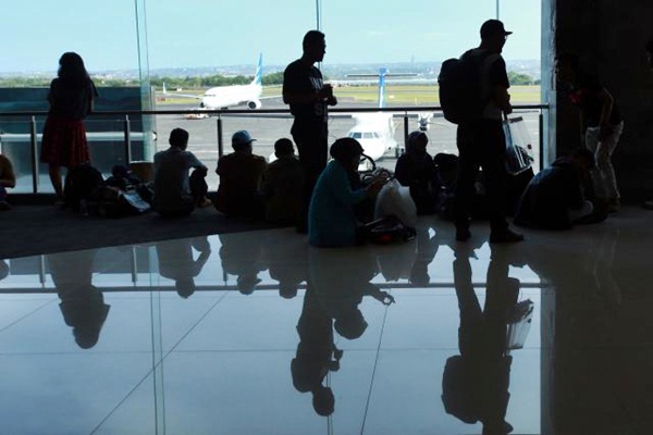 Calon penumpang berada di Bandara I Gusti Ngurah Rai, Bali, Sabtu (24/3)./JIBI-Abdullah Azzam