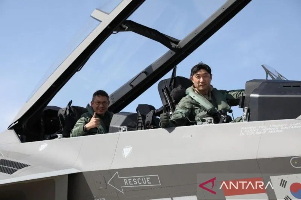 Penerbang TNI Angkatan Udara Letkol Pnb. Ferrel “Venom” Rigonald (kiri) dan Park Ji Won dari Korea Aerospace Industries (KAI) berhasil menguji purwarupa KF-21/IF-X Boramae nomor 4 (XFB1) di Sacheon AFB, Korea Selatan, Jumat (2/6/2023)./Antara-Dinas Penerangan TNI Angkatan Udara.