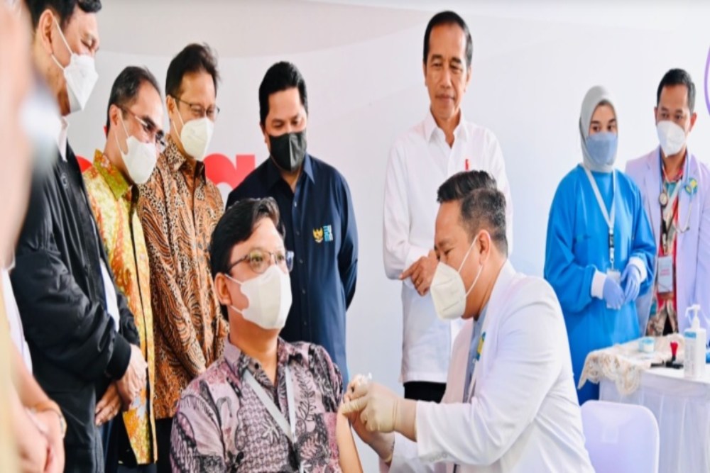 Presiden Jokowi meninjau langsung penyuntikan perdana Vaksin IndoVac, di PT Bio Farma (Persero), Bandung, Kamis (13/10/2022)./Setkab