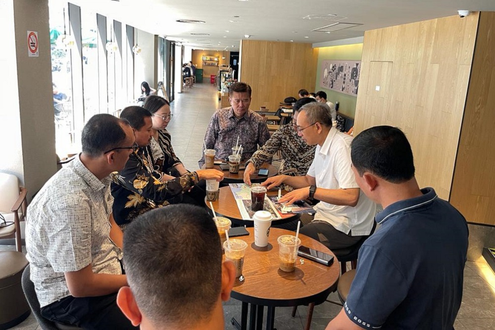 Pertemuan rombongan Bupati Sumedang Dony Ahmad Munir dengan Founder dan CEO Aiwood Cabinetry Butting Engineering Management Joybold Holding Jeff Tsu di Yixing China. 