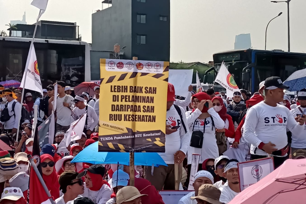 Tenaga medis dan tenaga kesehatan melakukan aksi demo di depan Gedung DPR/MPR, Jakarta, Senin (5/6/2023) untuk menyuarakan penolakan pembahasan RUU Kesehatan Omnibus Law - BISNIS/Ni Luh Angela.