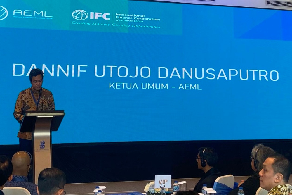 Ketua Umum AEML, Dannif Utojo Danusaputro menyampaikan sambutan pada acara peluncuran Asosiasi Ekosistem Mobilitas Listrik (AEML) di Jakarta, Senin (5/6/2023) - BISNIS/Khadijah Shahnaz Fitra.