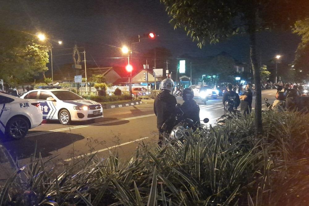 Jalan Kusumanegara, Jogja, ditutup pada Minggu (4/6/2023) malam karena tawuran yang melibatkan dua kelompok. - Harian Jogja - Hadid Husaini