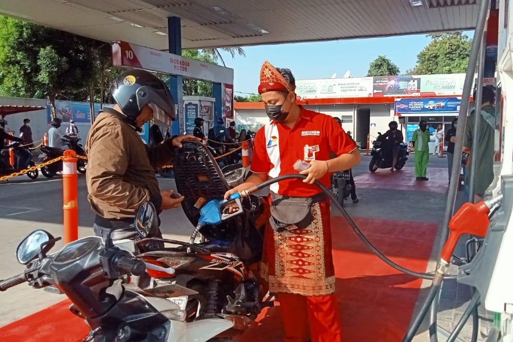 Pengisian BBM di SPBU Coco Plaju, Palembang. Bisnis/Husnul Iga Puspita