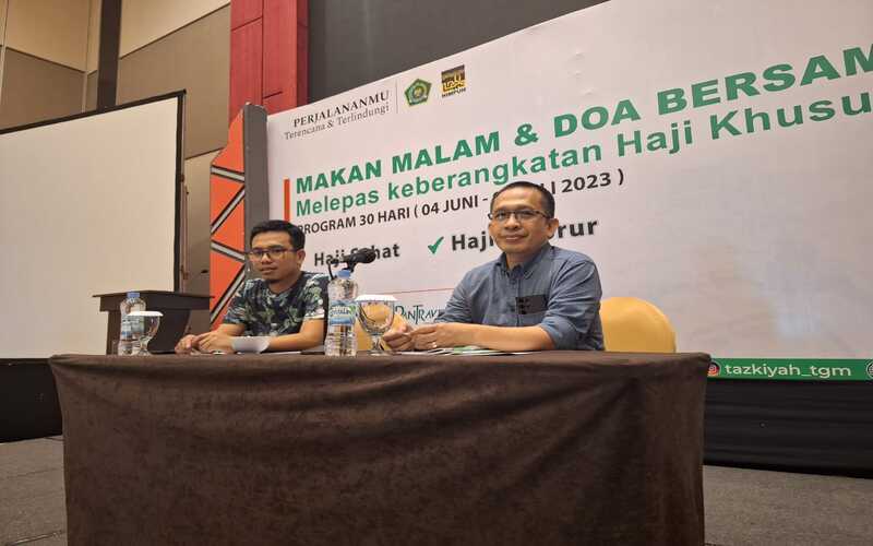 Presiden Direktur Tazkiyah Tour Ahmad Yani Fachruddin (kanan) usai memberikan keterangan pers terkait pemberangkatan 220 calon jemaah haji khusus melalui perusahaannya di Hotel Dalton Makassar, Minggu (4/6/2023)./Bisnis-Nugroho Nafika Kassa.