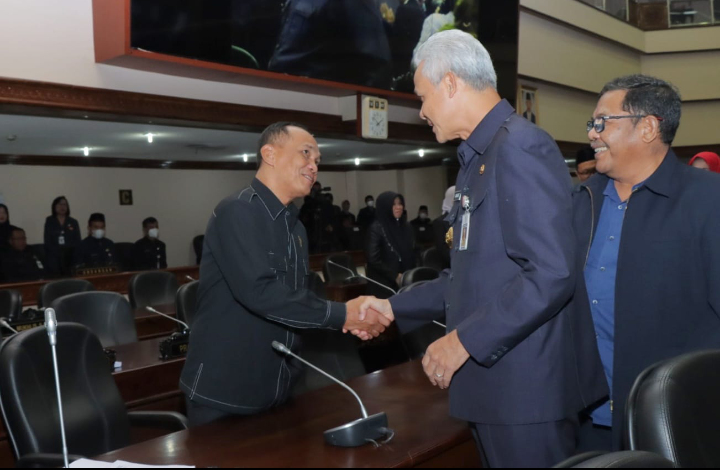 Gubernur Jawa Tengah Ganjar Pranowo (kedua kanan) menyalami Sumanto (kiri) usai ditunjuk sebagai Ketua DPRD Provinsi Jawa Tengah oleh Rapat Paripurna yang digelar pada 2 Mei 2023 lalu./Ist-DPRD Jateng.