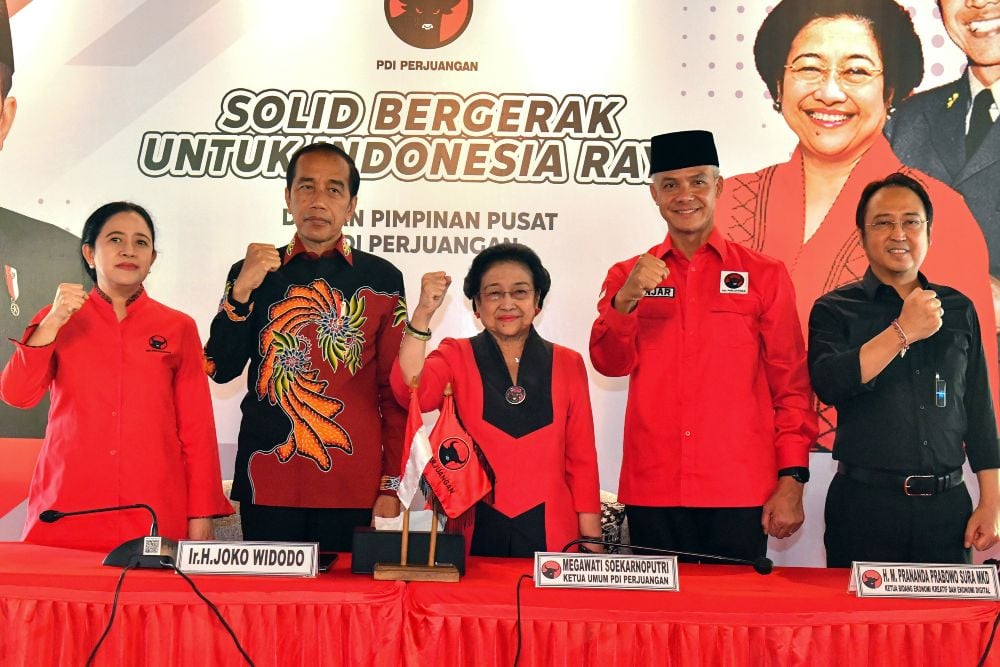 Rakernas III PDIP: Pidato Jokowi dan Megawati akan Tertutup, Ini Alasannya. Ketua Umum PDI Perjuangan Megawati Soekarnoputri (tengah) didampingi Presiden Joko Widodo (kedua kiri), para Ketua DPP PDI Perjuangan Puan Maharani (kiri) dan Prananda Prabowo (kanan) serta calon Presiden 2024 yang diajukan PDI Perjuangan Ganjar Pranowo (kedua kanan) berfoto bersama di Istana Batu Tulis, Bogor, Jawa Barat, Jumat (21/4/2023). ANTARA FOTO/Setpres/Agus Suparto/YU