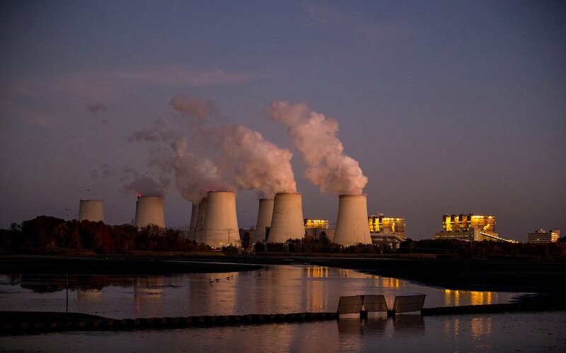 Ilustrasi emisi karbon dari sebuah pabrik/ Bloomberg